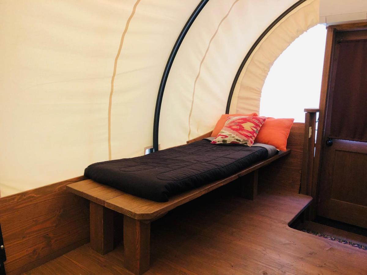 Cozy Wild West Covered Wagon Next To River Grants Pass Exterior foto